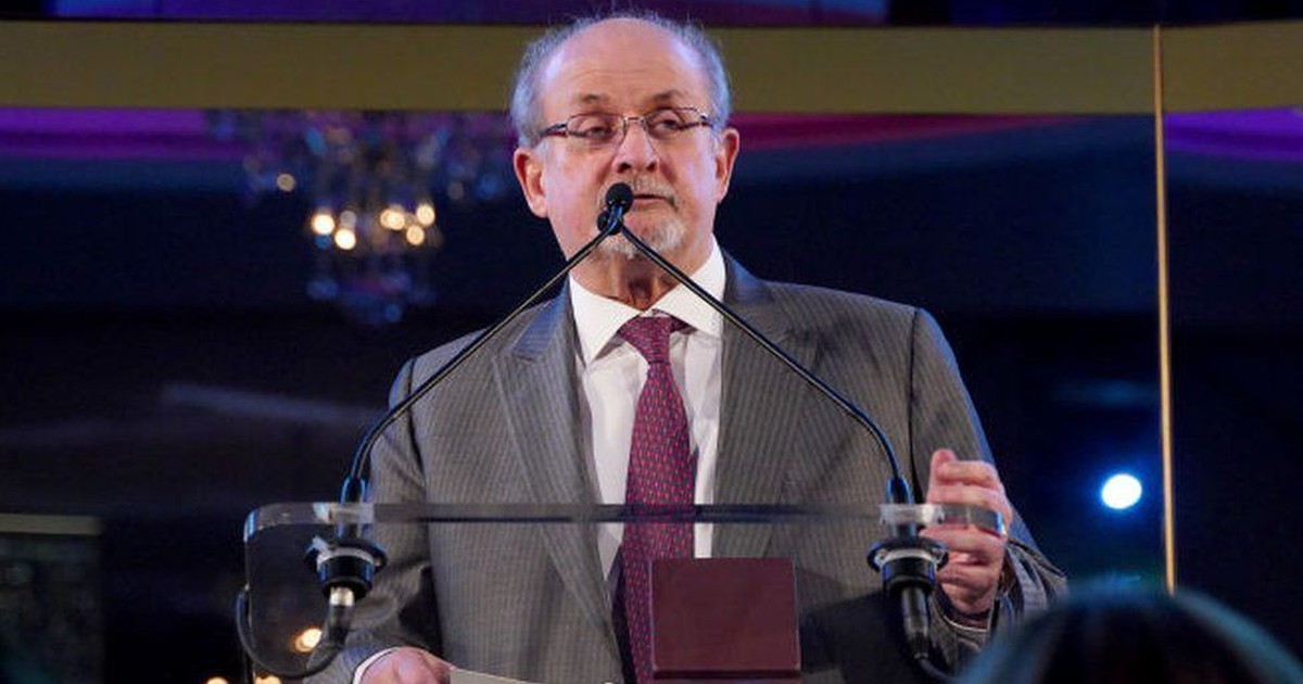 Nghi phạm Hadi Matar không nhận tội, nhà văn Salman Rushdie qua cơn nguy kịch