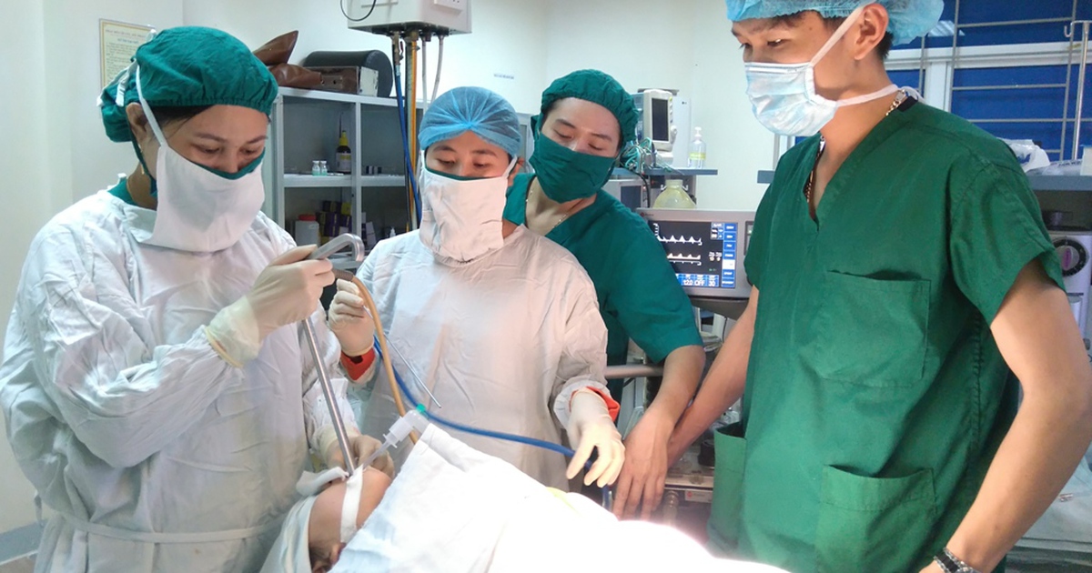 Gắp đồng xu mắc trong thực quản bệnh nhi 5 tuổi