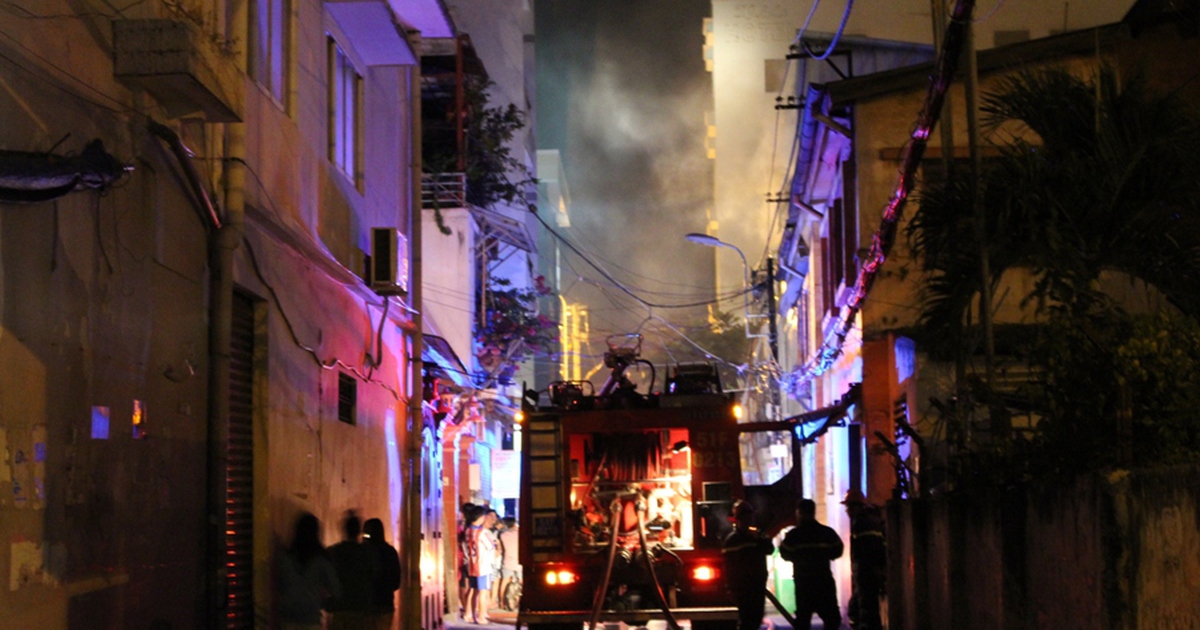 Cháy kho trung tâm sửa chữa, bảo hành xe máy gần cây xăng