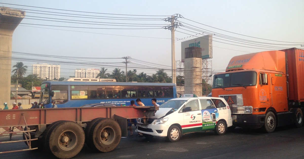 Va chạm liên hoàn, 3 xe dính chùm, kẹt xe kéo dài trên Xa lộ Hà Nội