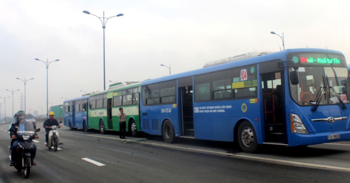 3 xe buýt tông liên hoàn, xa lộ Hà Nội ùn ứ nghiêm trọng