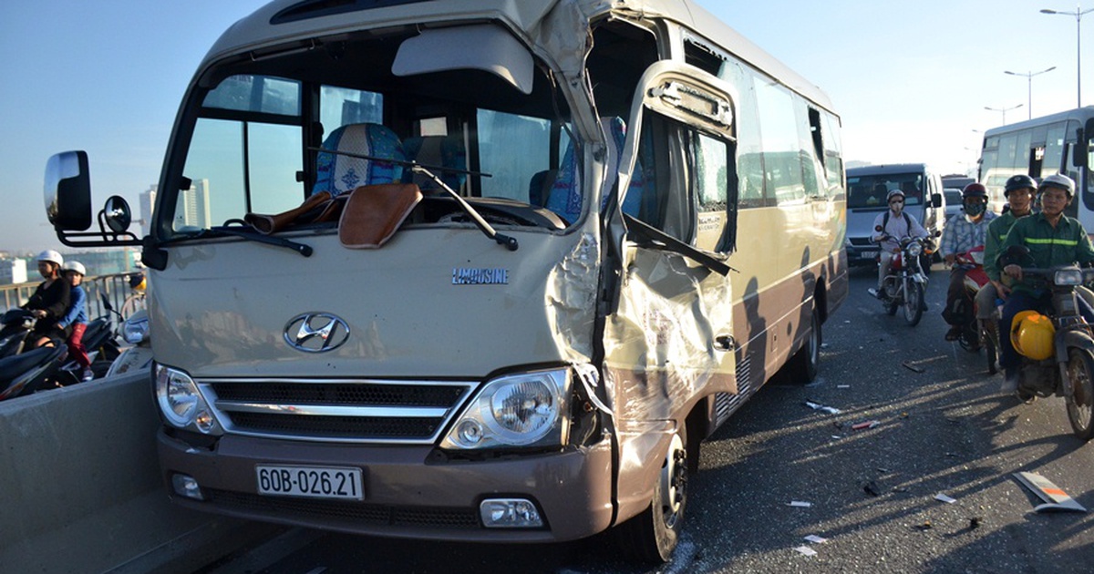 Xe khách húc nhau trên cầu Sài Gòn, hàng nghìn phương tiện kẹt cứng