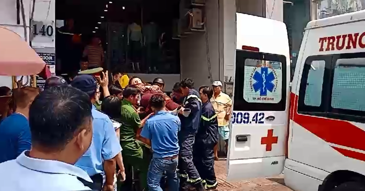 Giải cứu nam thanh niên bị thang máy kẹp cổ