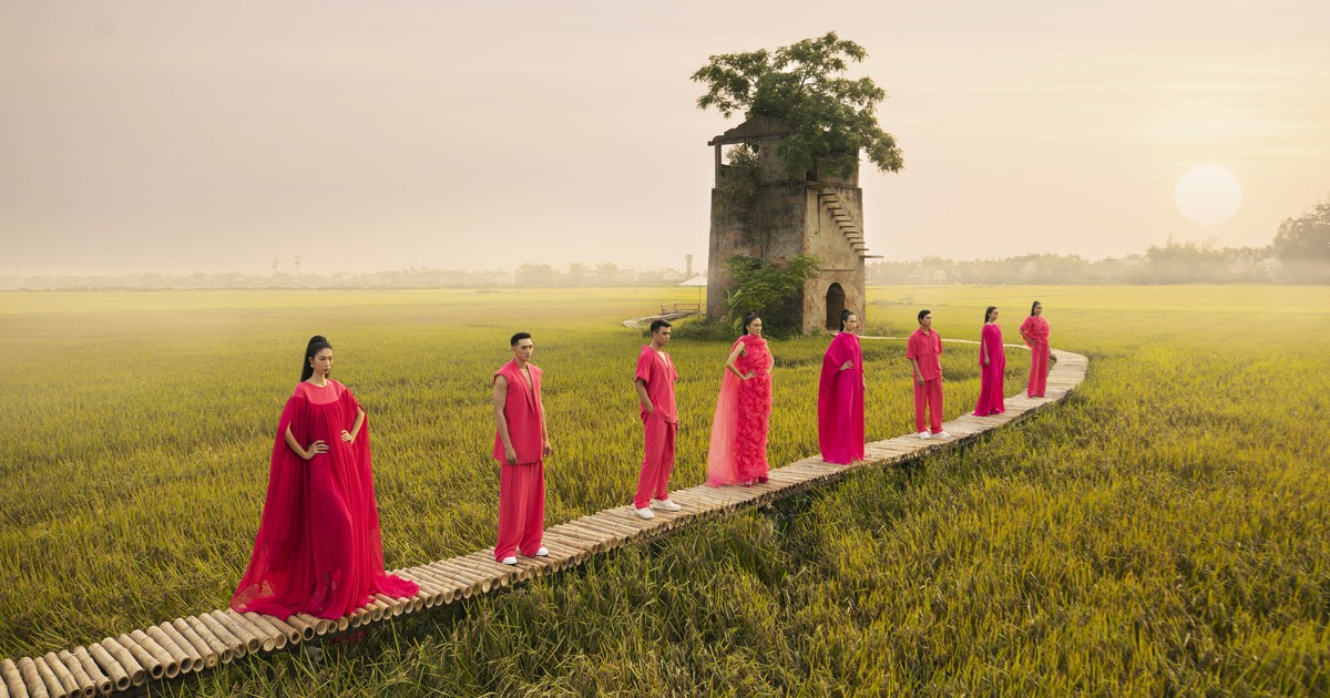 Bất ngờ với sàn runway giữa đồng lúa đậm chất thơ và lãng mạn của VUNGOC&SON