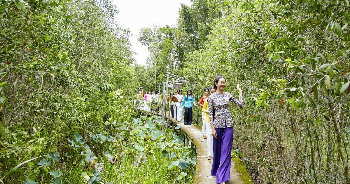 Ngắm người đẹp thi nhan sắc diện áo bà ba, khăn rằn