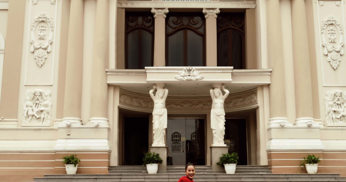 Dinh Độc Lập, nhà hát, bưu điện thành phố... khoác “áo mới” thời trang