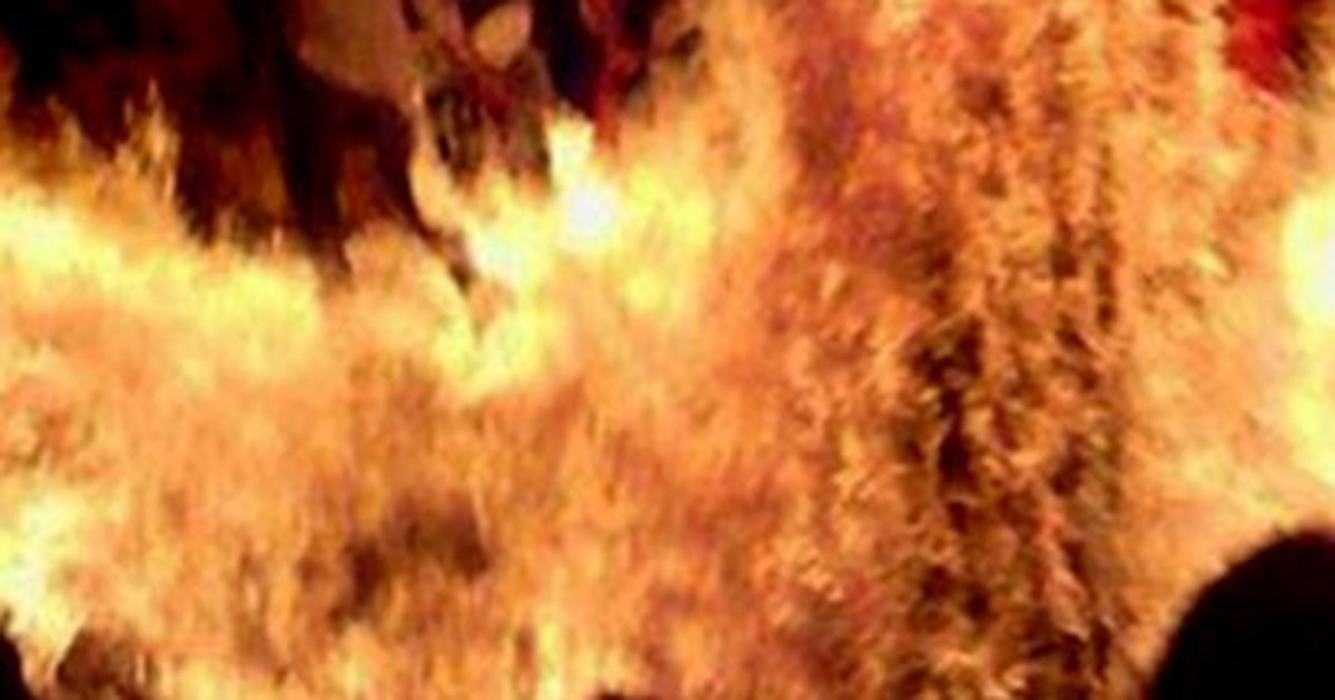 Vợ bỏ đi, chồng tưới xăng lên người, cùng con trai 7 tuổi tự thiêu