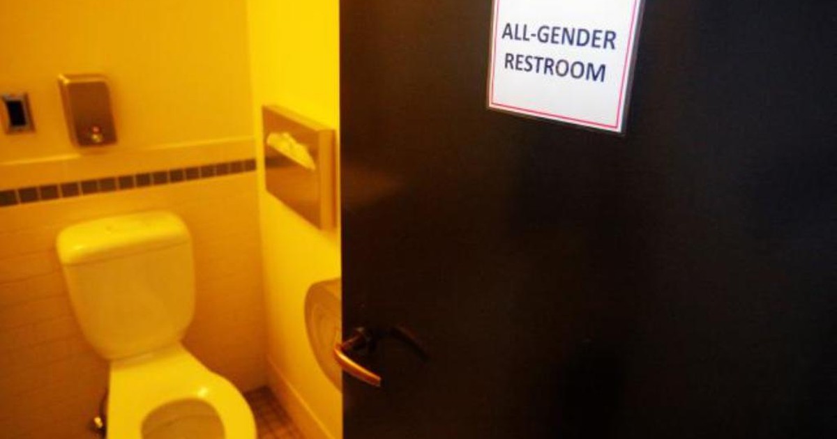 11 bang kiện chính quyền Obama vụ nhà vệ sinh cho người chuyển giới