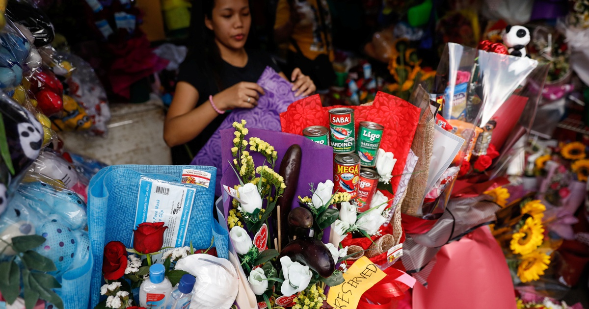 Quà Valentine trong dịch COVID-19: hoa kèm khẩu trang và nước rửa tay