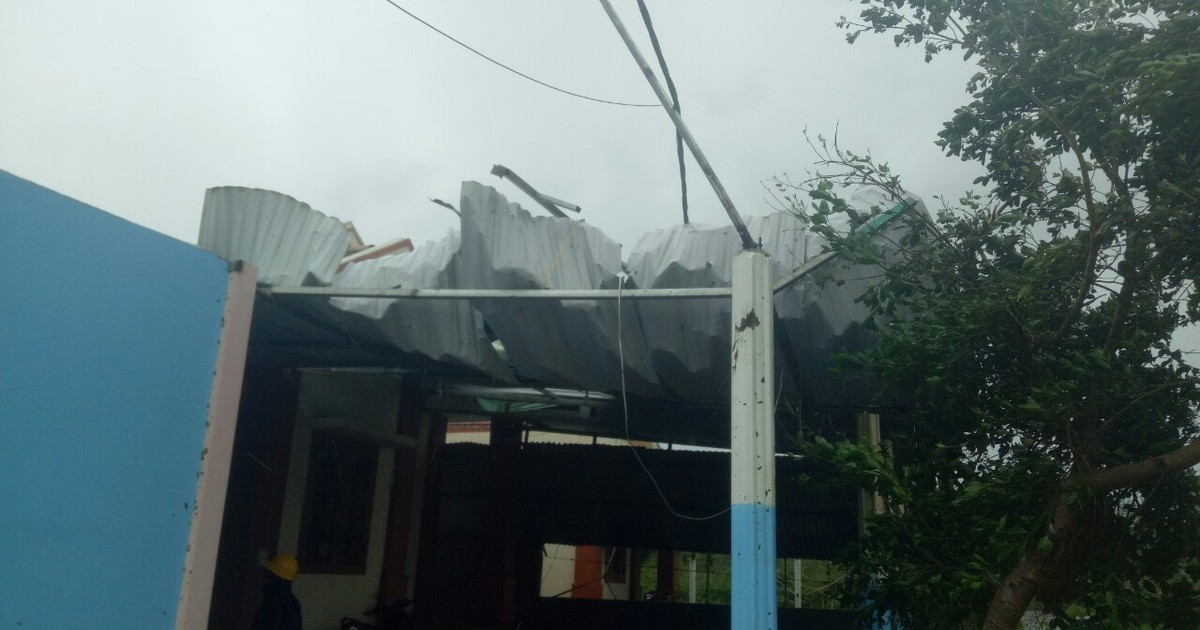 Đảo Cồn Cỏ cần tôn để lợp lại mái nhà sau bão số 13