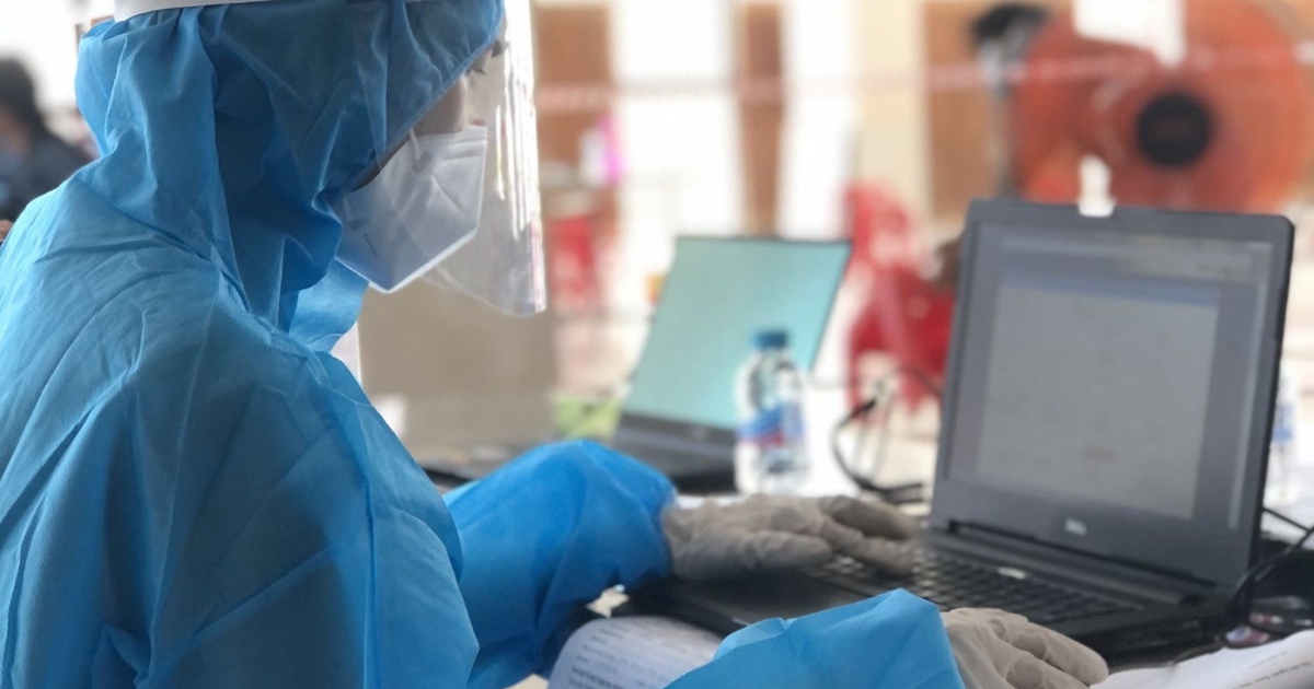 Nữ tiếp viên hàng không xông pha tình nguyện hỗ trợ người dân tiêm vắc xin