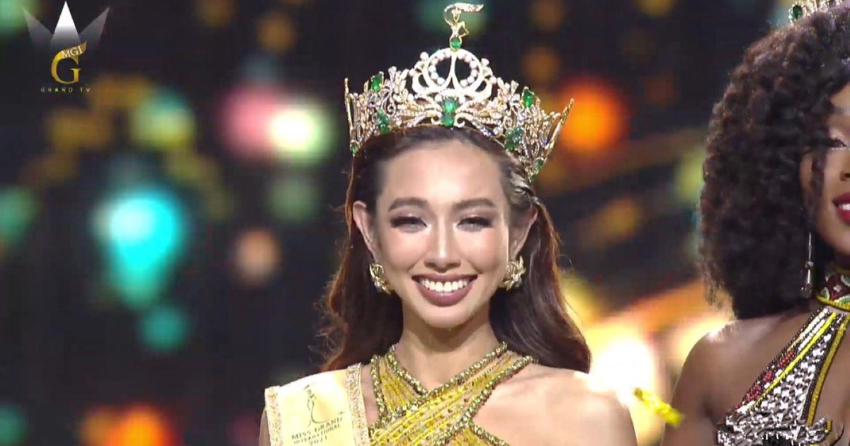 Người trẻ ăn mừng Việt Nam có Hoa hậu hòa bình quốc tế đầu tiên