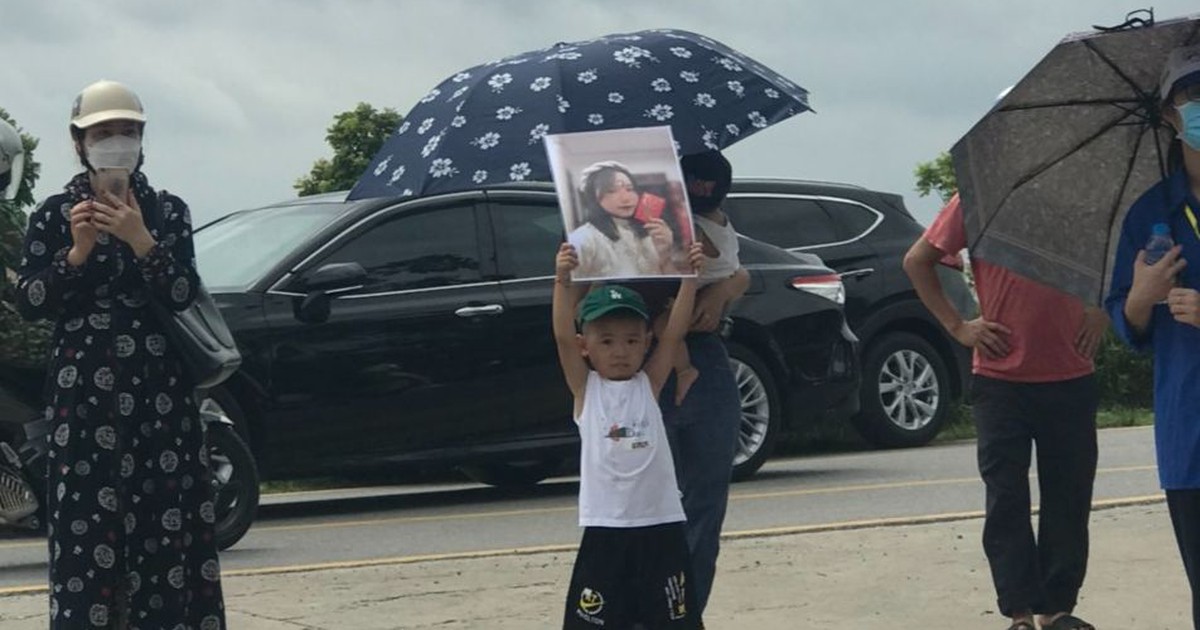 Cậu bé 4 tuổi cầm ảnh cổ vũ 'chị gái' hoàn thành môn thi đầu tiên