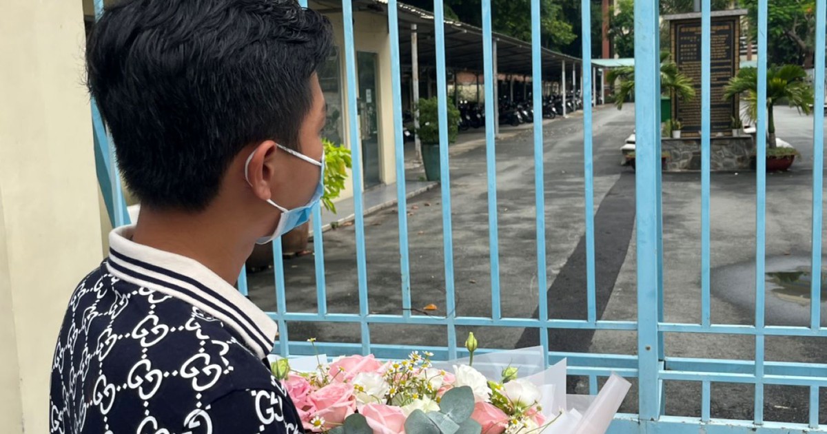 Nam sinh cầm hoa chờ bạn gái thi tốt nghiệp THPT