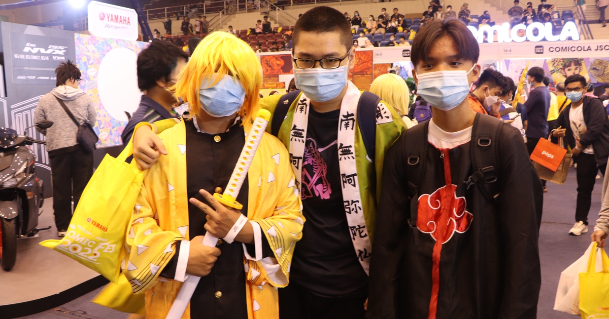 Hàng chục ngàn người trẻ xếp hàng hơn 1 tiếng đồng hồ chỉ vì... mê truyện tranh