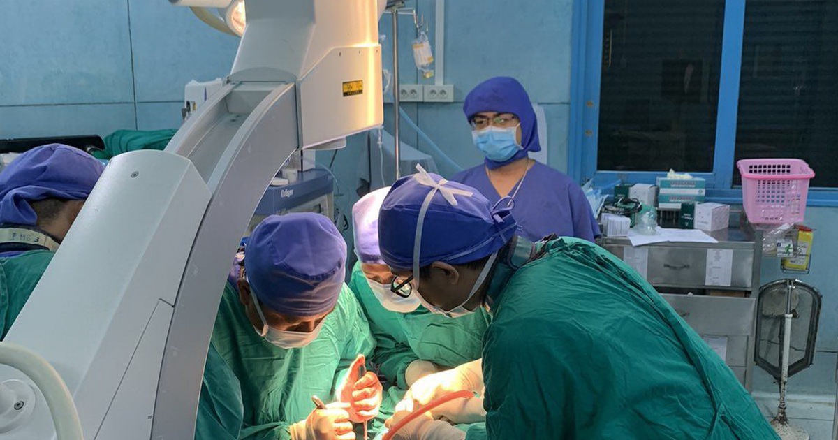 2 bệnh viện phối hợp phẫu thuật cho học sinh bị thương do cây phượng bật gốc