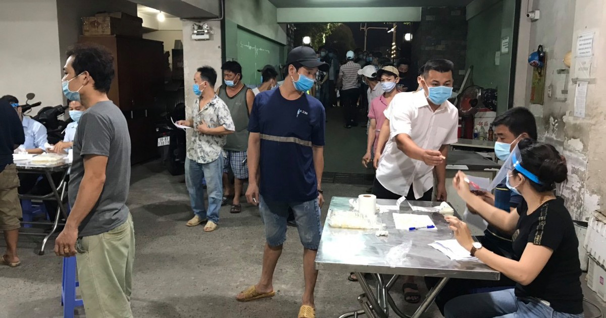 Hàng trăm người từ Hải Dương, Quảng Ninh đến TP.HCM đang chờ kết quả xét nghiệm