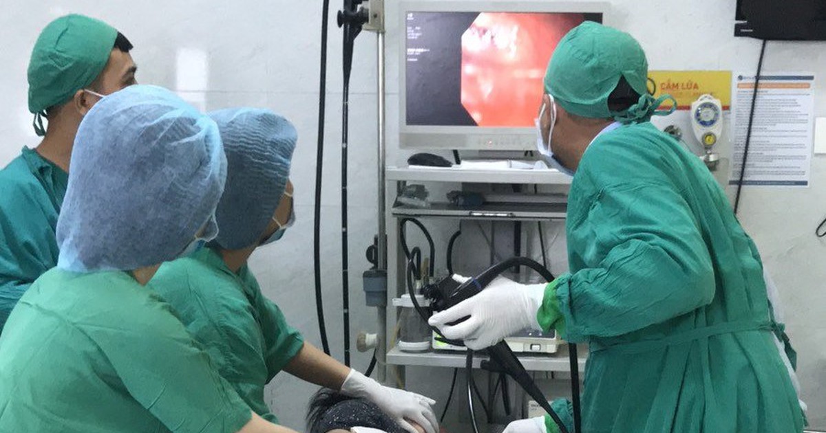 Bắt chước ảo thuật gia nuốt đồng xu, bé trai mắc nghẹn suýt mất mạng