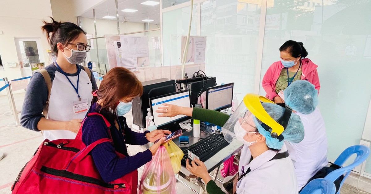 TP.HCM: Người sốt, ho, đau họng... đến bệnh viện sẽ được xét nghiệm Covid-19