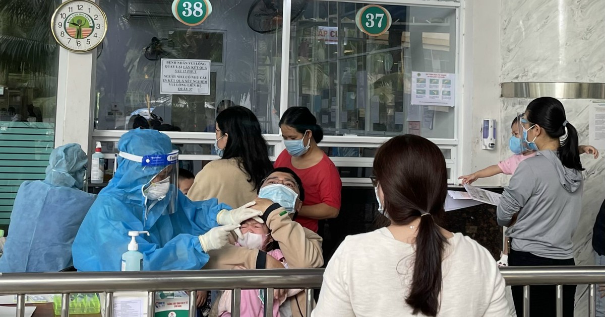 TP.HCM: Cả ngàn trẻ em đi khám, tầm soát Covid-19 mỗi ngày