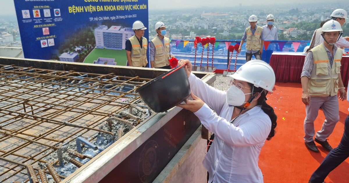 TP.HCM: Cất nóc công trình Bệnh viện đa khoa khu vực Hóc Môn có bãi đáp trực thăng