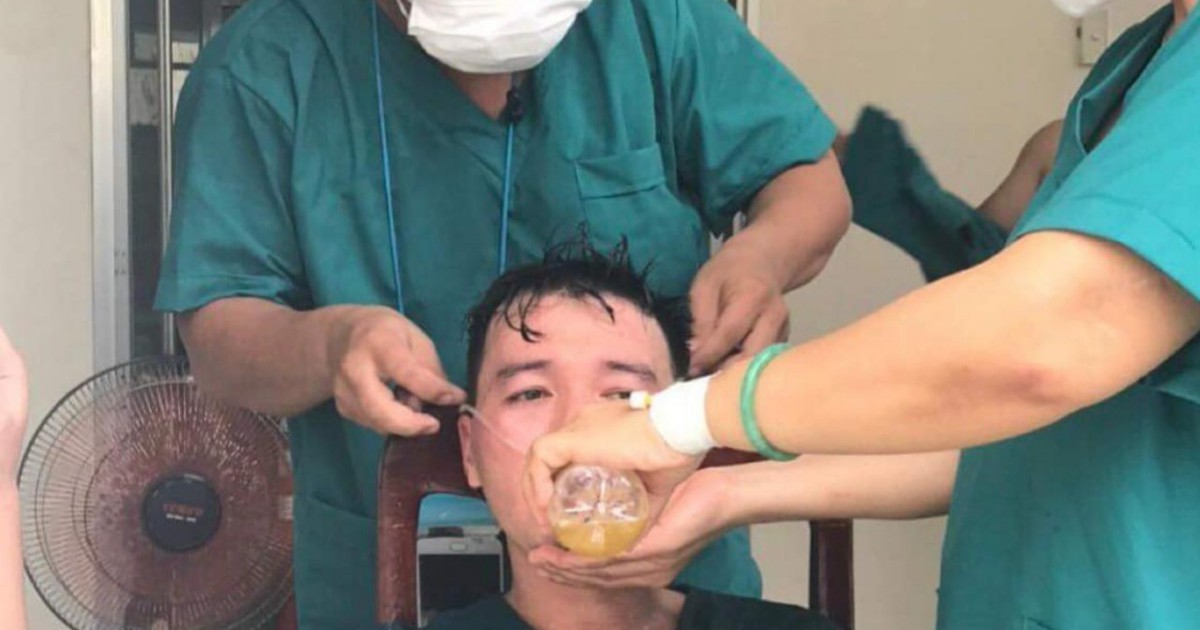 Nghẹn lòng hình ảnh nhân viên cấp cứu 115 Đà Nẵng kiệt sức chống dịch Covid-19