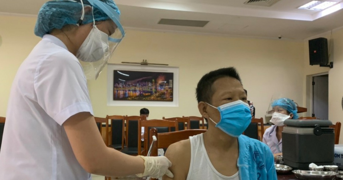 Tin tốt về Covid-19: Người chạy thận nhân tạo Đà Nẵng mừng được chích vắc xin Covid-19 giữa lúc dịch