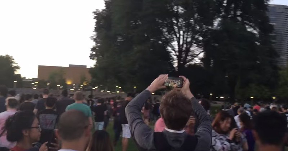 Video: Hàng trăm game thủ Mỹ từ già đến trẻ đổ xô đi bắt Pokemon Go