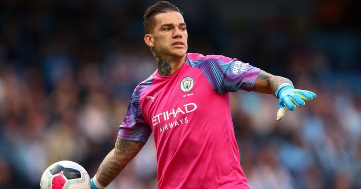 Man City nguy cơ vắng thủ môn số 1 Ederson ở “trận chiến” với Liverpool