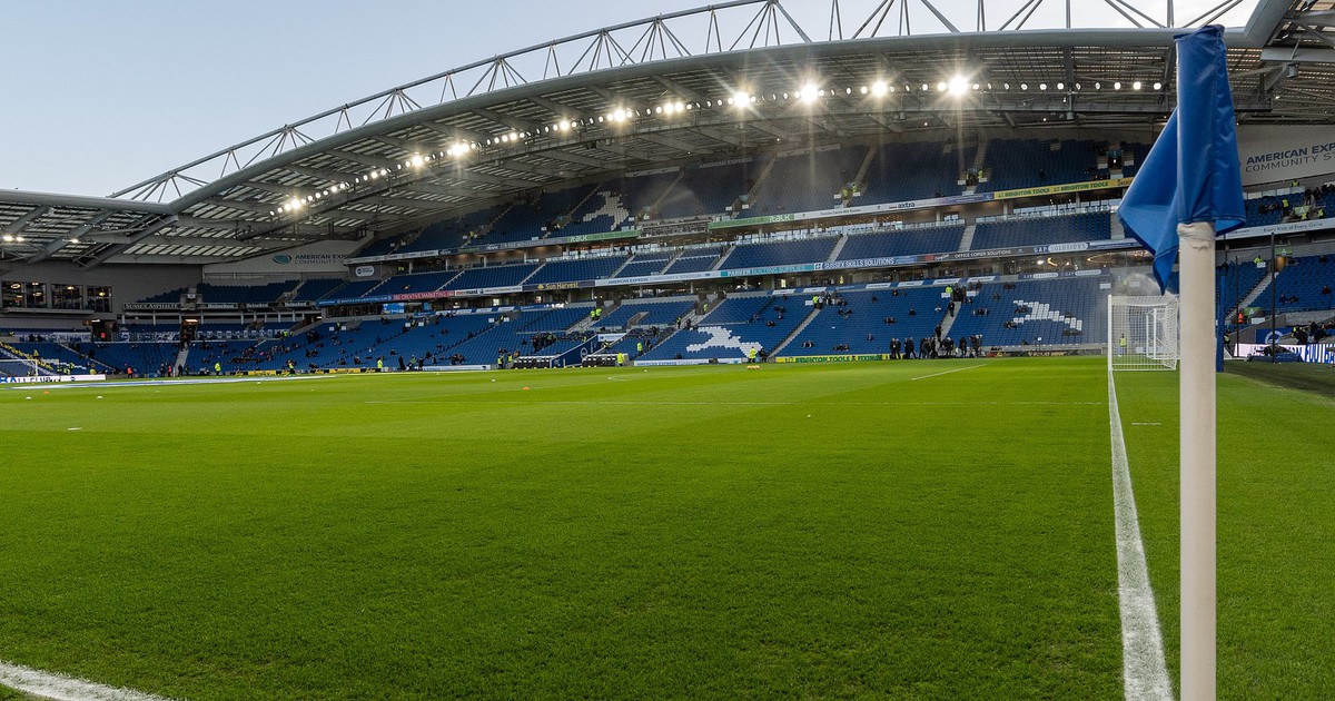 Báo chí Anh 'thúc ép' Premier League hoãn vô thời hạn vì Covid-19