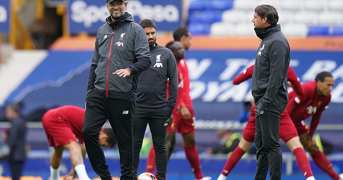 Xếp hàng chào đón nhà vô địch Liverpool bỗng dưng rắc rối