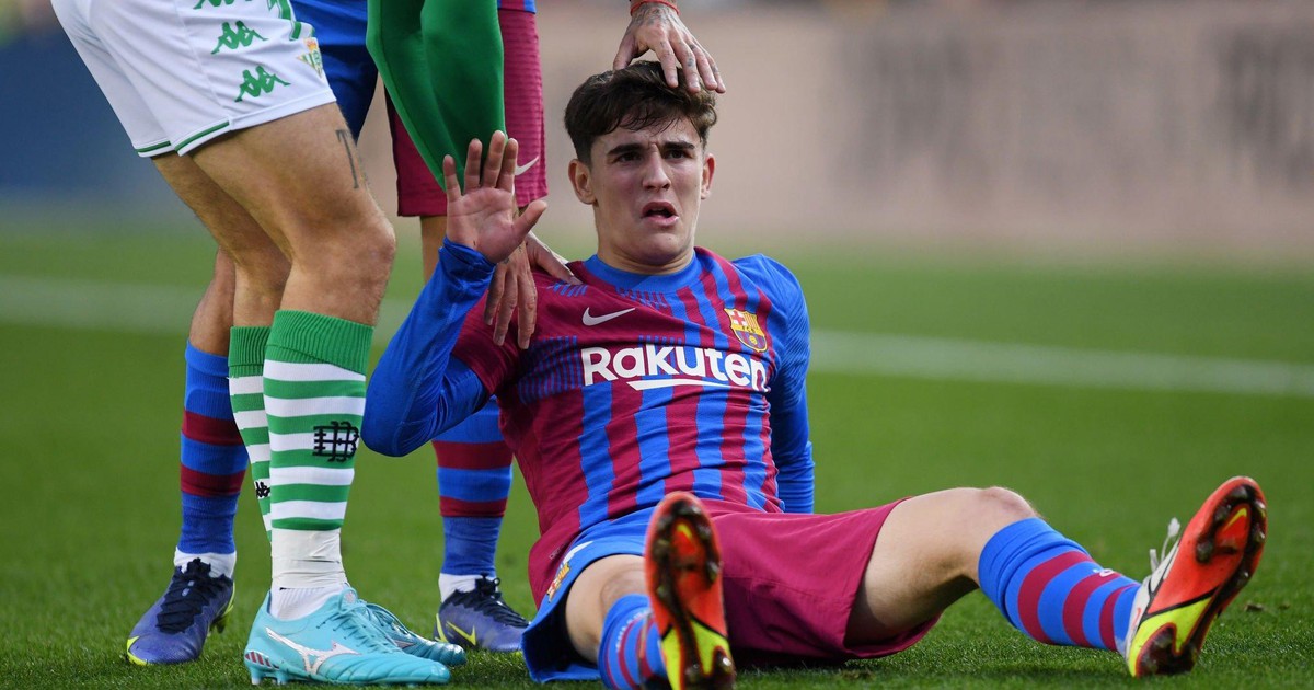 Barcelona đưa sao trẻ Gavi đến bệnh viện ngay trong đêm vì sợ bị chấn động