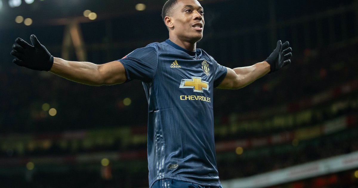 Sevilla chiêu mộ Martial từ M.U, sắp bán trung vệ Diego Carlos cho Newcastle