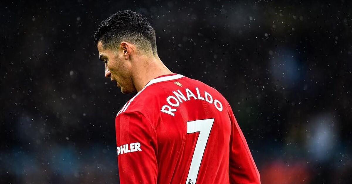 Cristiano Ronaldo được khuyên nên xem xét giải nghệ sau mùa này