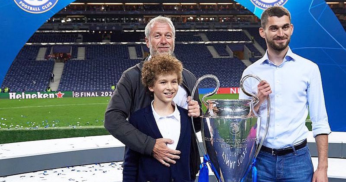 HLV Tuchel và cả CLB Chelsea bị sốc khi tỉ phú Roman Abramovich rao bán đội bóng