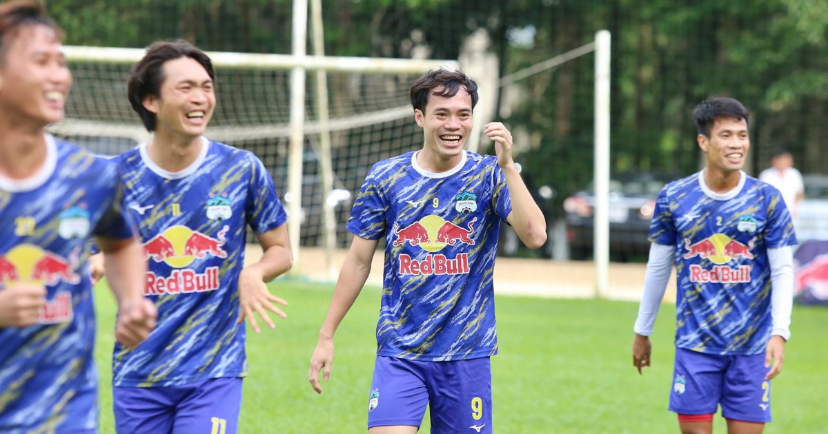 Tiền đạo Nguyễn Văn Toàn ‘cả gan’ gọi HLV Kiatisuk là ‘bố vợ’