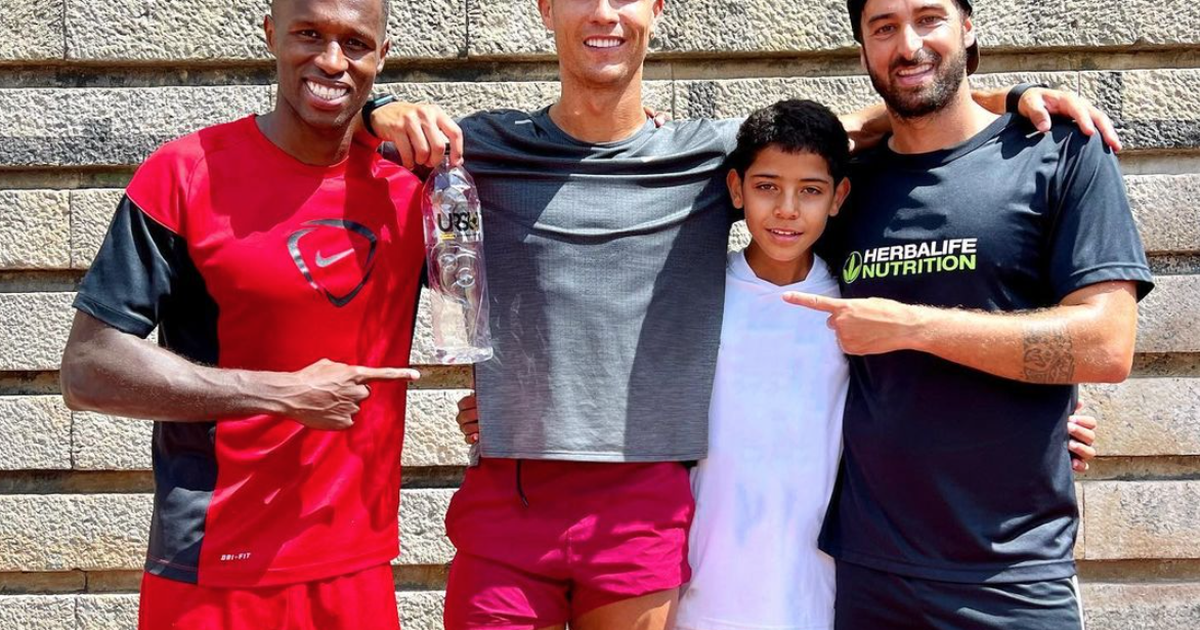 Cristiano Ronaldo tập luyện cùng con trai, vẫn khước từ trở lại M.U