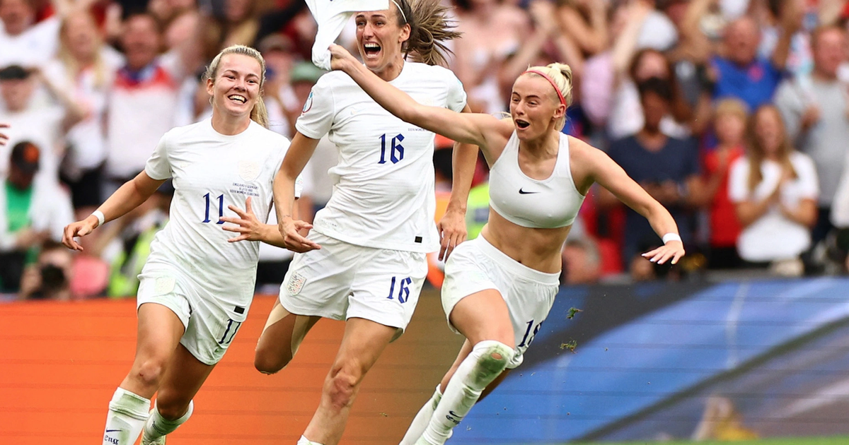 Nữ cầu thủ tuyển Anh cởi áo ăn mừng vô địch EURO lần đầu tiên