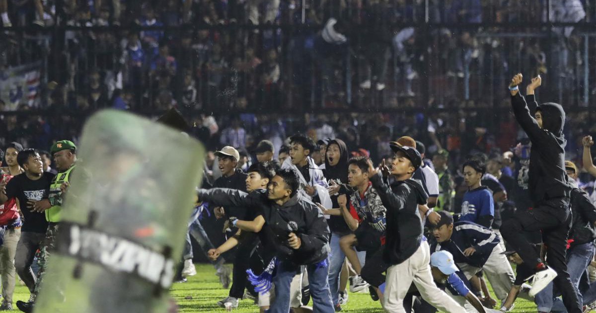 Hé lộ nguyên nhân thảm kịch bóng đá Indonesia, Chủ tịch FIFA chính thức lên tiếng