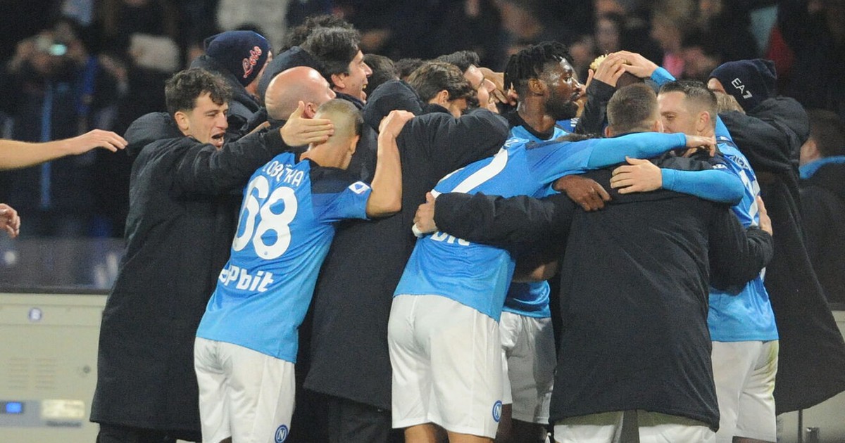 Cuộc đua vô địch Serie A sớm ngã ngũ, Napoli thống trị ngôi đầu