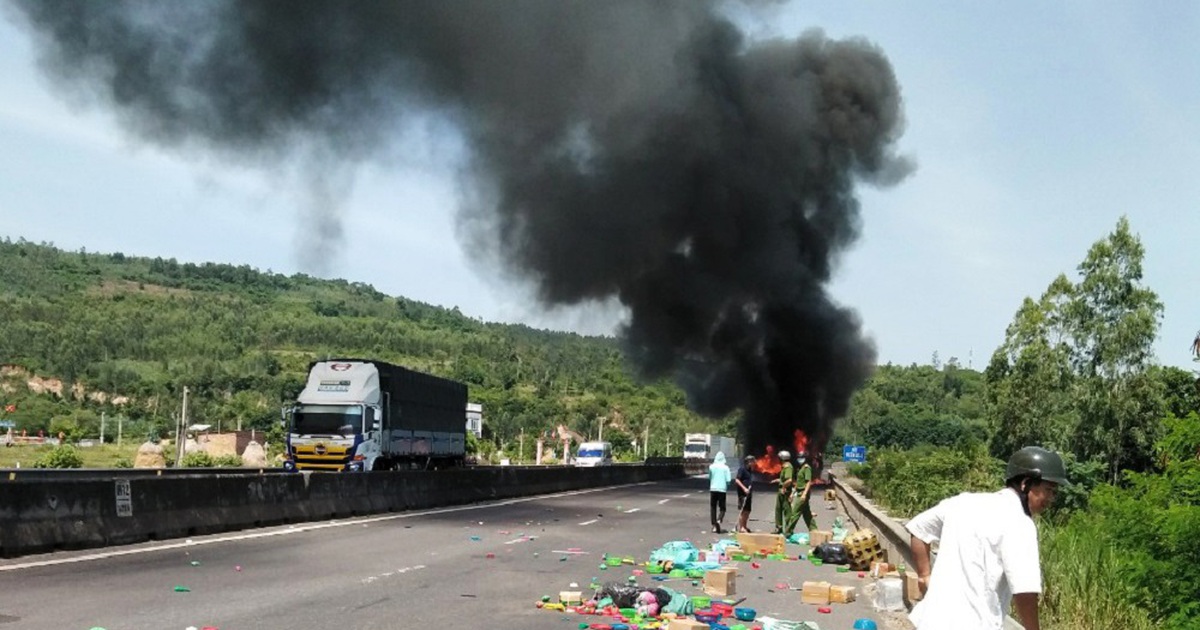 Phú Yên: Đang lưu thông trên đường, xe chở hàng chuyển phát nhanh bị cháy rụi