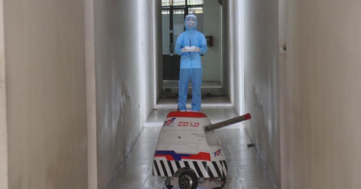 Robot khử khuẩn của trường ĐH được bàn giao cho khu cách ly phòng Covid-19