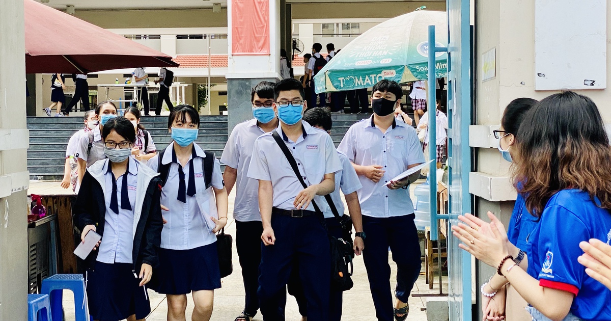 Đề thi văn tốt nghiệp THPT: Học sinh nói gì về 'sống hết mình cho hiện tại'?