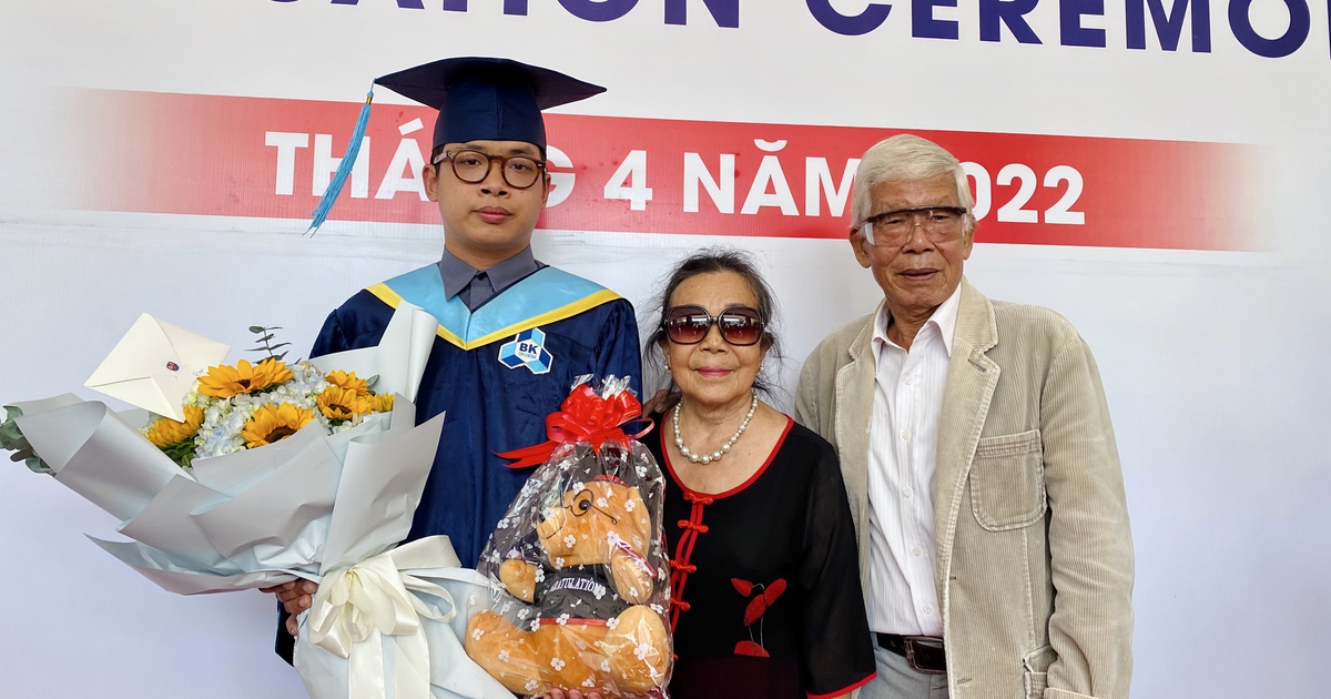 Cụ ông 91 tuổi từ Sóc Trăng lên TP.HCM dự lễ tốt nghiệp của cháu ngoại