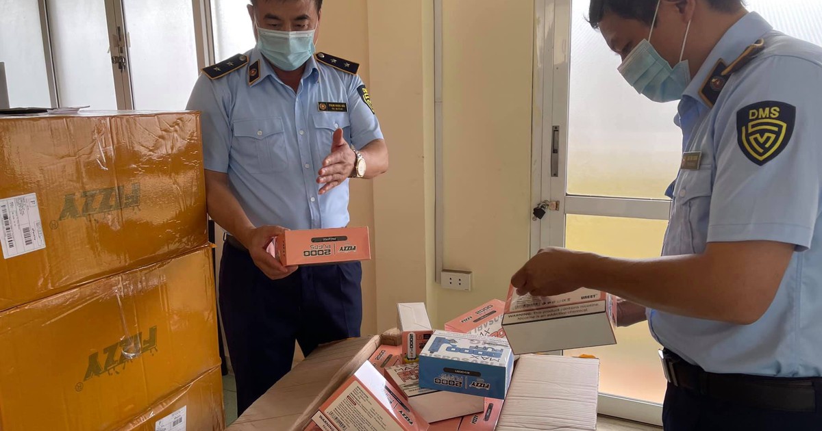 Phá kho thuốc lá điện tử lậu 'khủng' tại Hà Nội