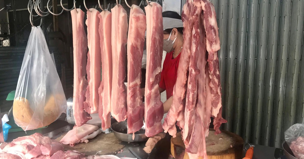 Giá heo hơi hôm nay 9.12.2021: Lượng về chợ tăng mạnh, giá bán lẻ vẫn giữ nguyên