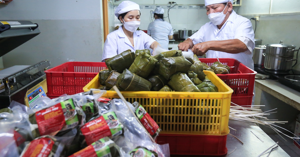 Lò chả đỏ lửa phục vụ khách ngày tết