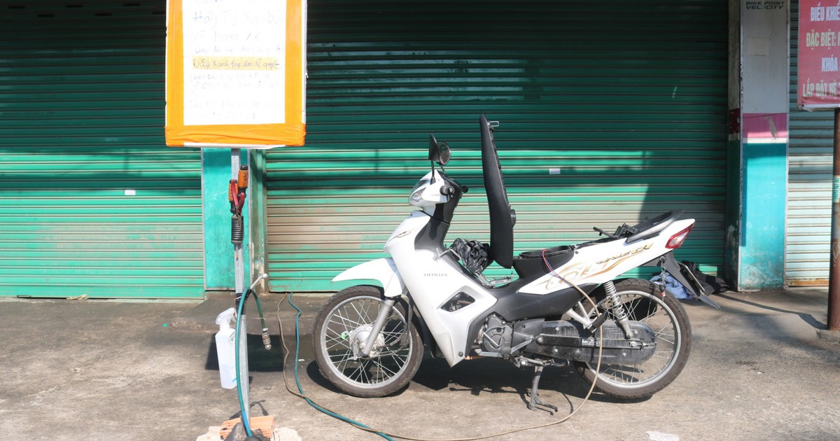 Ấm lòng trạm bơm bánh xe, sạc bình điện miễn phí giữa TP.HCM những ngày giãn cách Covid-19