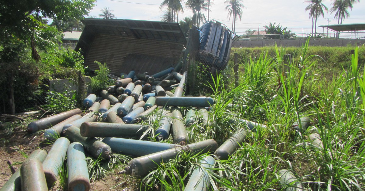 Đứng bên đường đón xe đi chữa bệnh, một phụ nữ bị xe tải tông chết