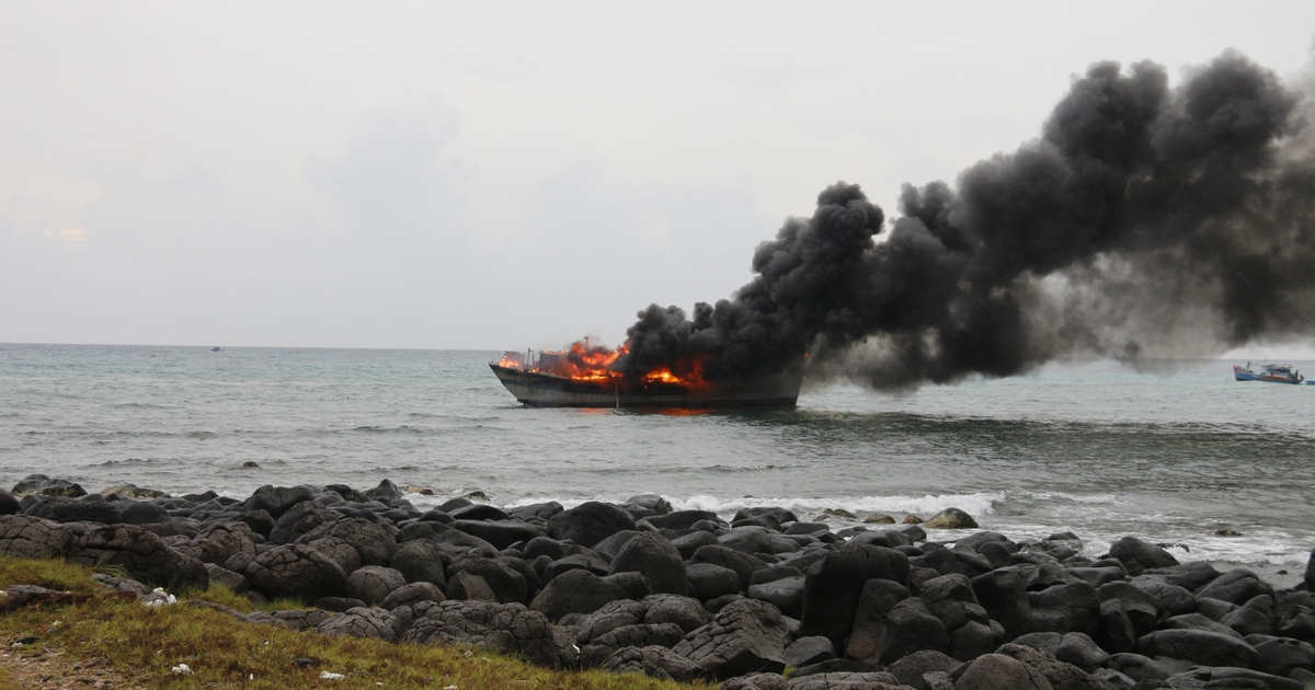 Cháy tàu thu mua cá ở đảo Phú Quý thiệt hại hàng tỉ đồng